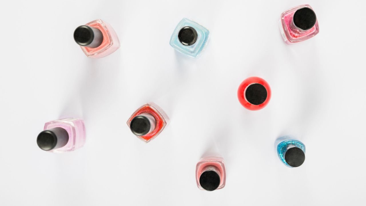 Najtrwalsze lakiery do paznokci – na co zwrócić uwagę przy zakupie?