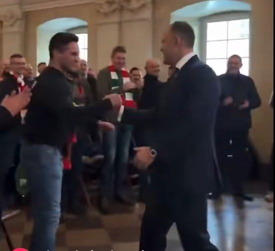 Nawrocki wymiana uścisków z Dragonem