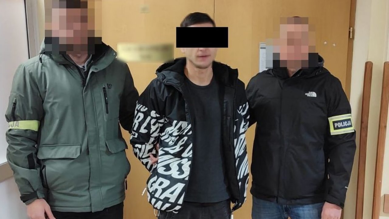 oszust w asyście policjantów