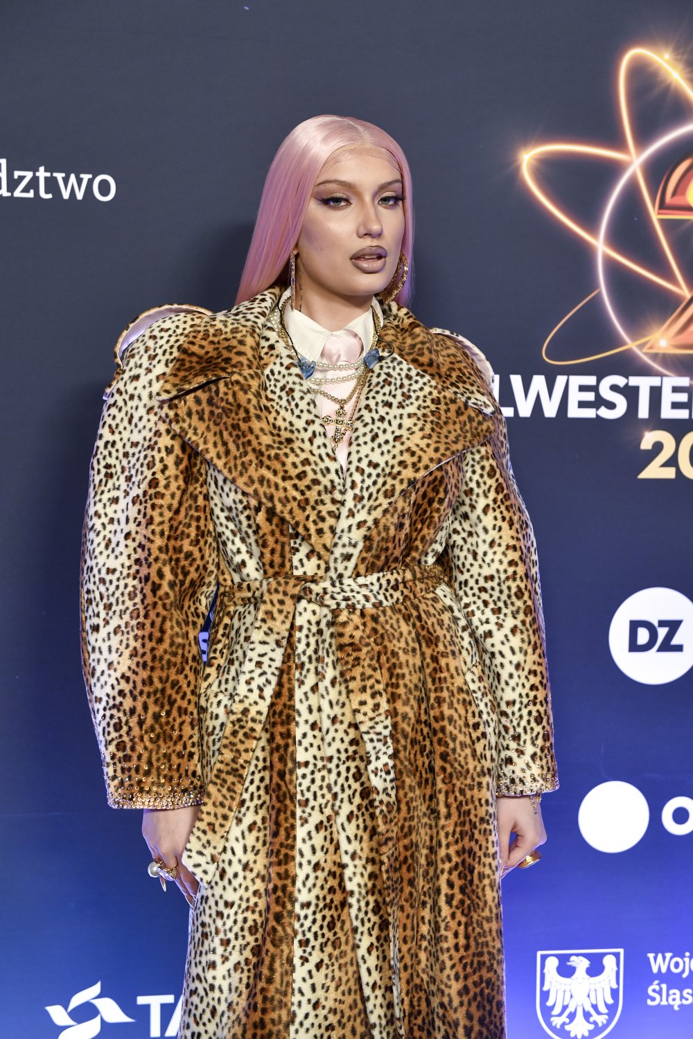 Viki Gabor w różowych włosach