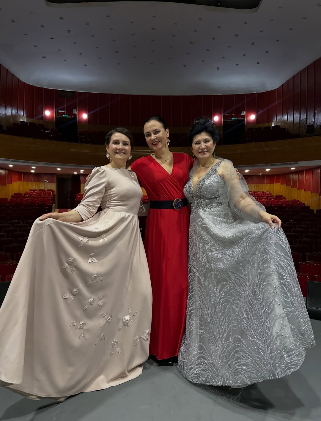 Agnieszka Babicz-Stasierowska pozuje do zdjęcia w czerwonej sukni