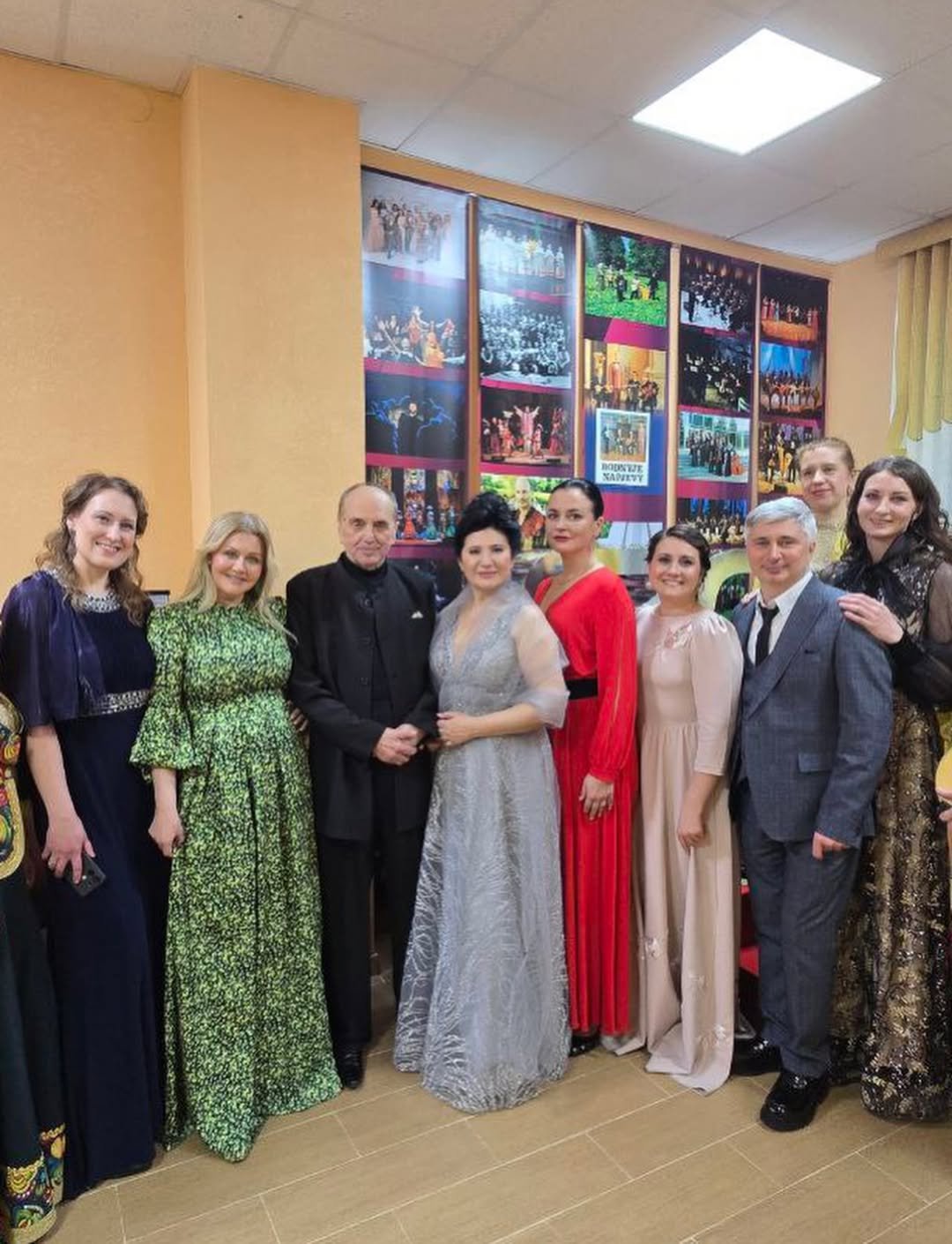 Agnieszka Babicz-Stasierowska pozuje do zdjęcia w czerwonej sukni