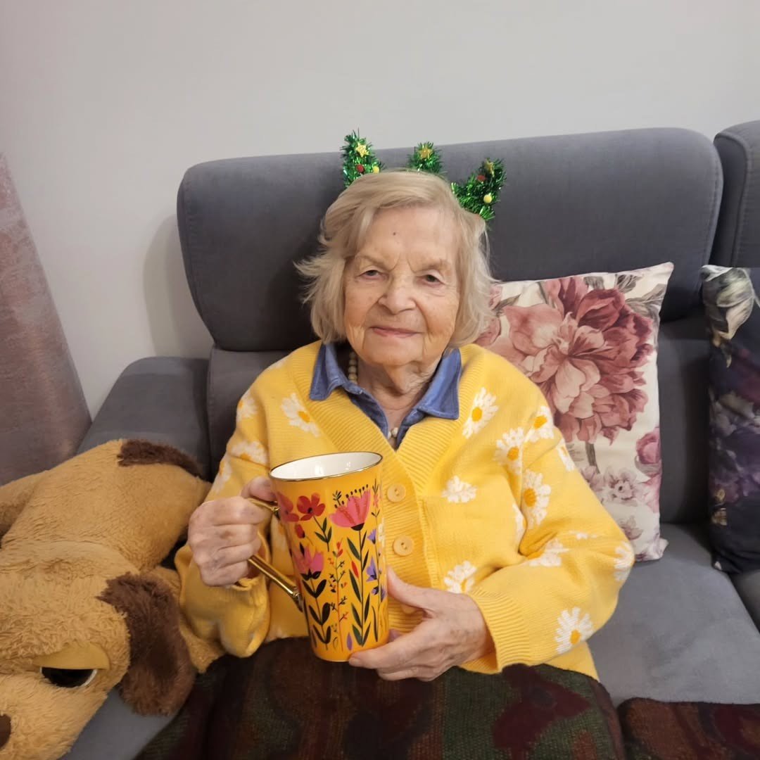 Albina Skiba mama krzysztofa skiby w żółtym sweterku