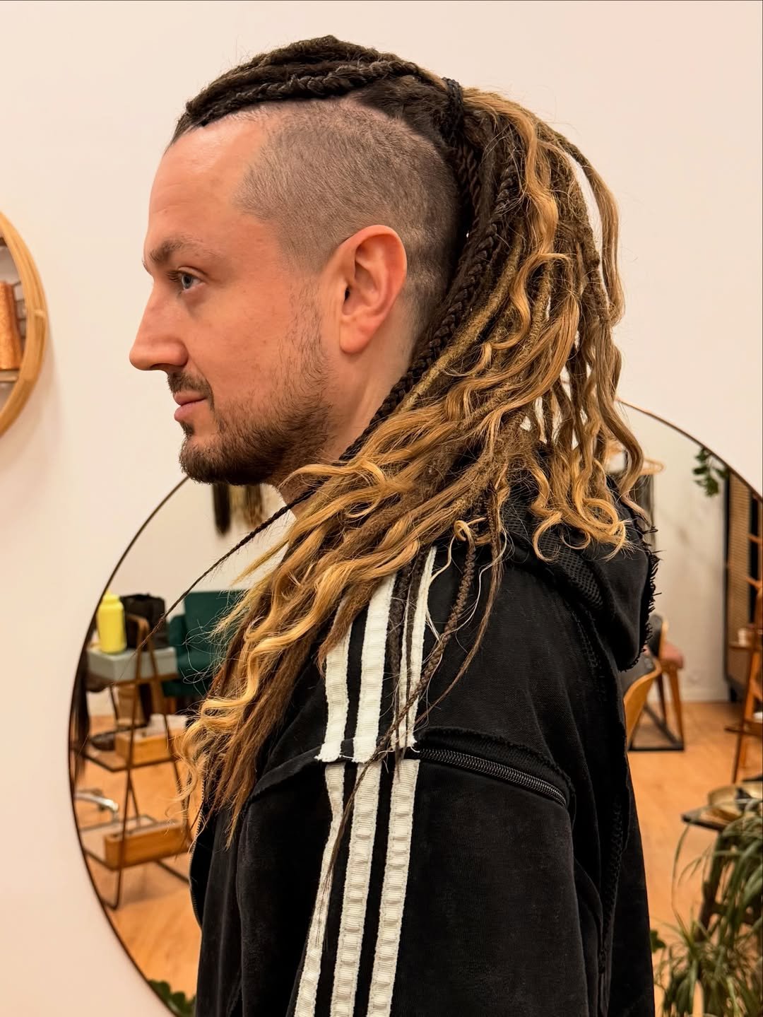 Aleksander Milwiw Baron w nowej fryzurze