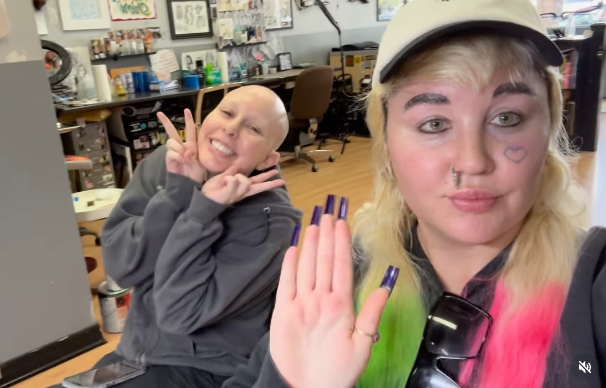 Amanda Bynes macha ręką