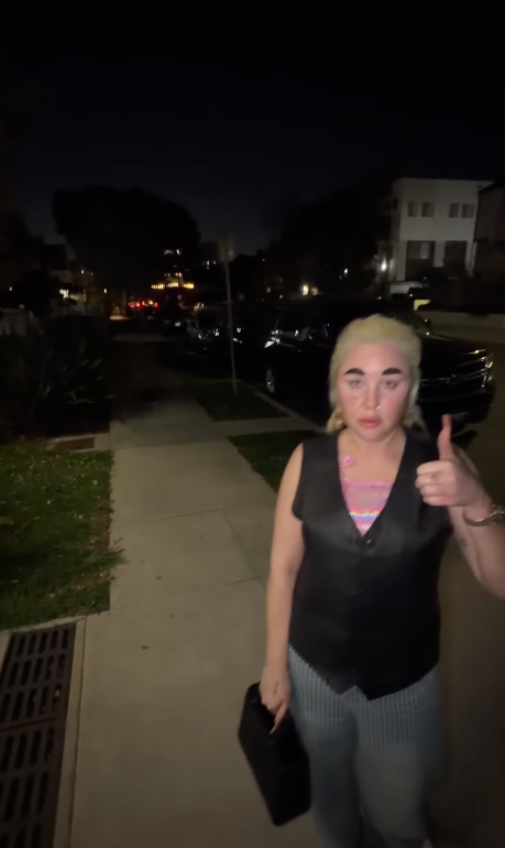 Amanda Bynes w centrum miasta nocą