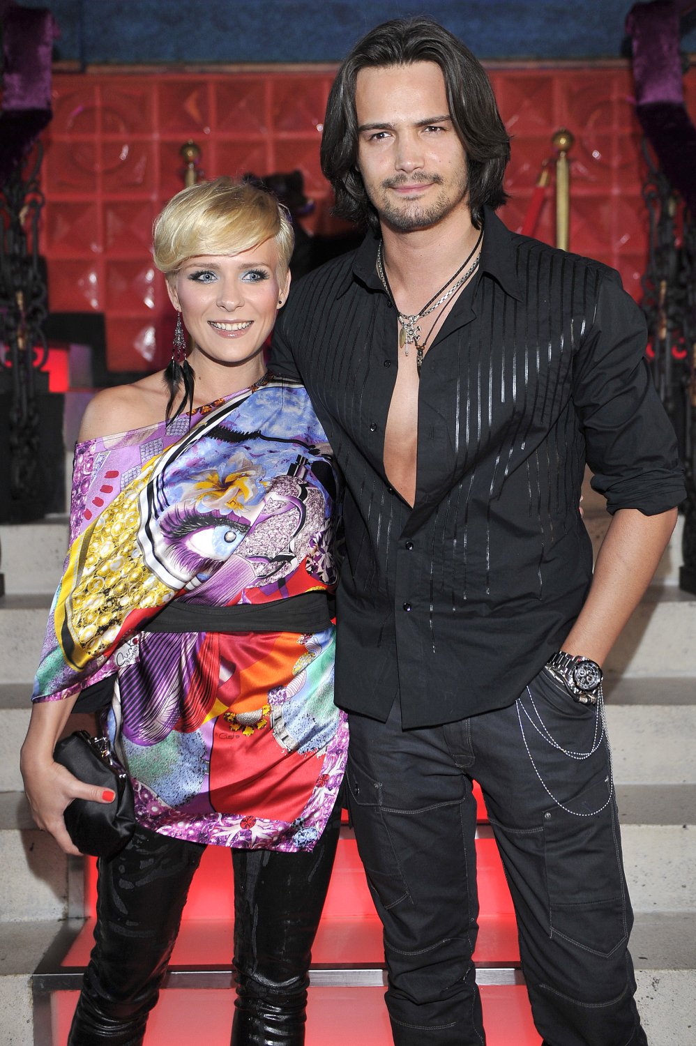 Aneta Zając w kolorowej tunice i Mikołaj Krawczyk w czarnej koszuli