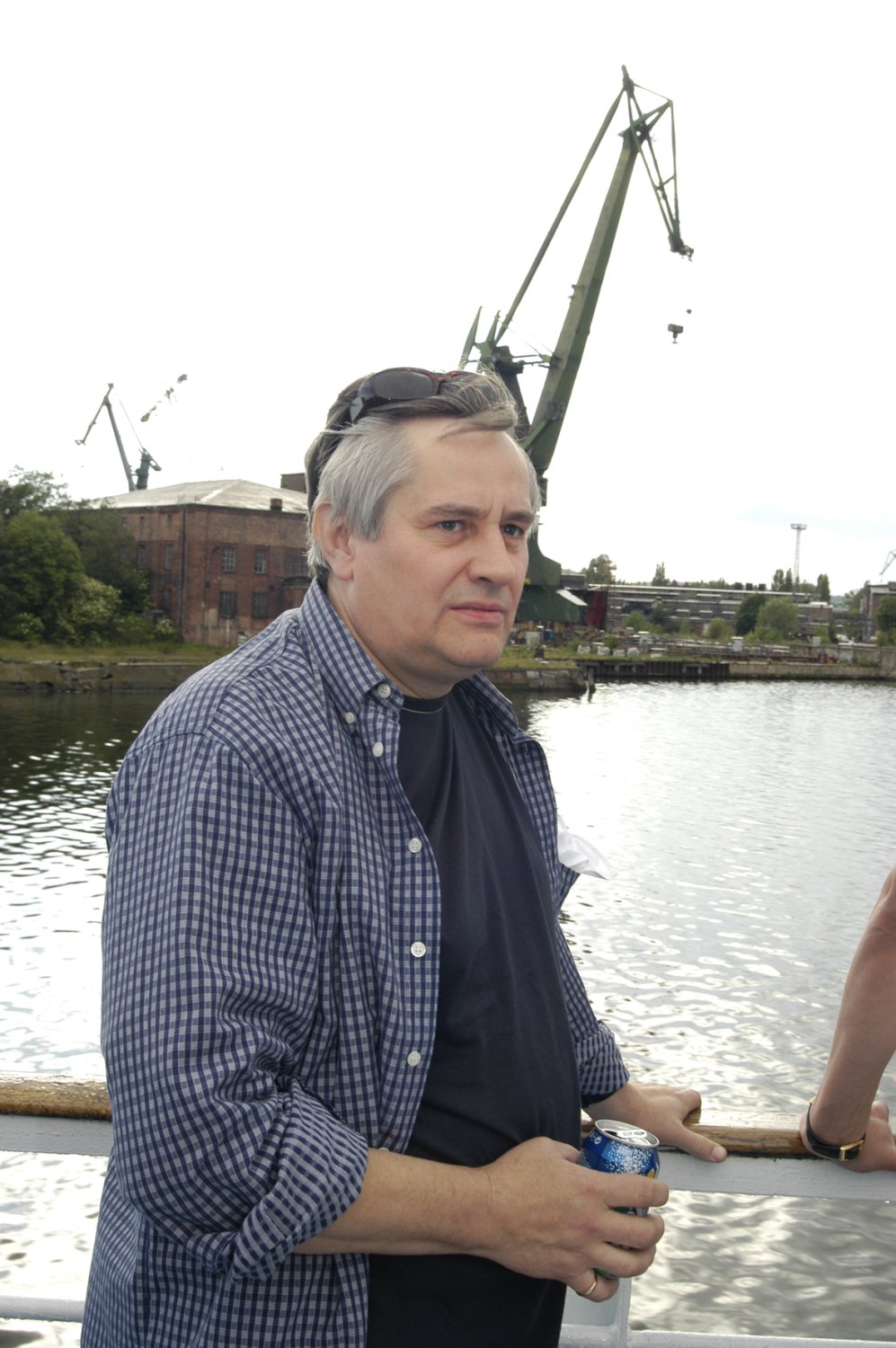 Mirosław Krawczyk na tle dźwigu