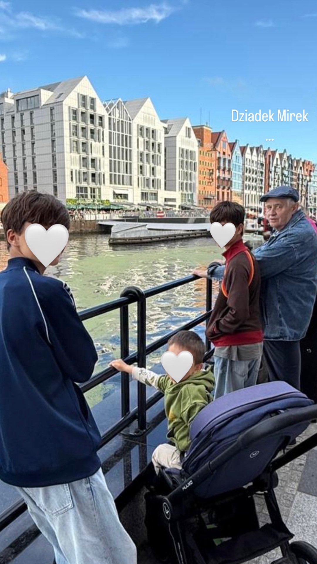 rodzinne zdjęcie dzieci Anety Zając z dziadkiem