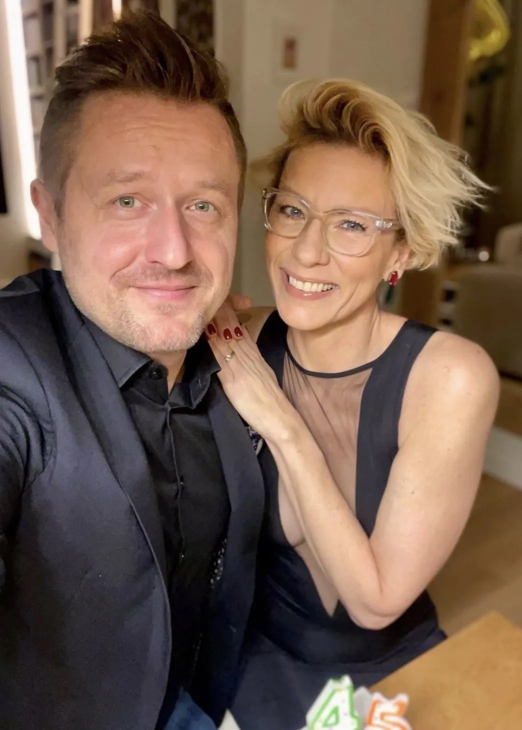 anita werner w czarnej sukience z partnerem