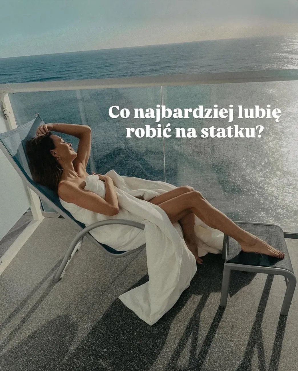 Anna Wendzikowska pod białą pościelą na statku