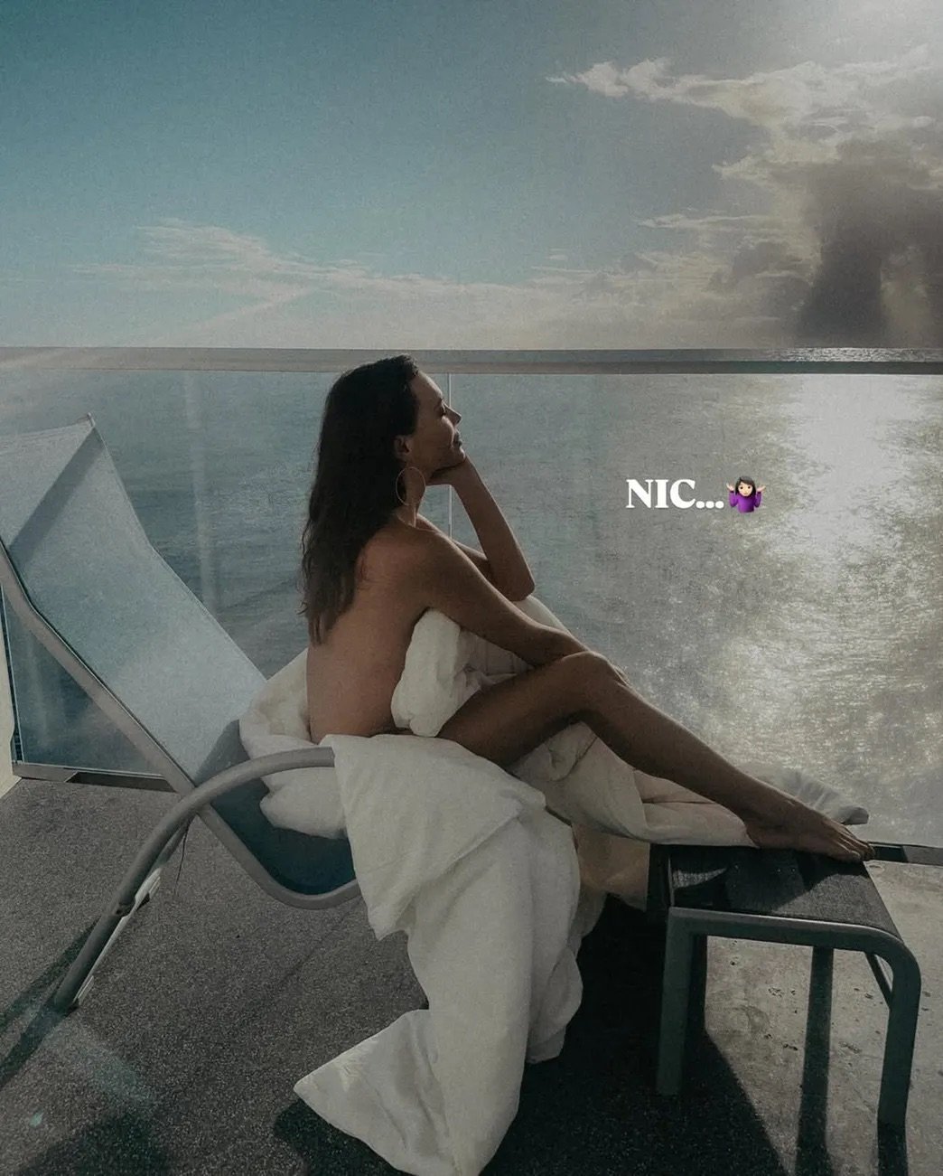 Anna Wendzikowska pod białą pościelą na statku