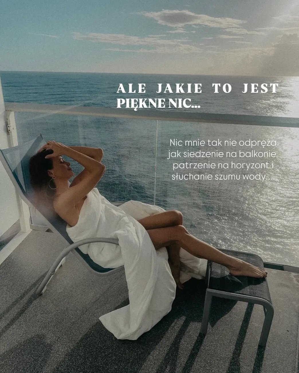 Anna Wendzikowska pod białą pościelą na statku