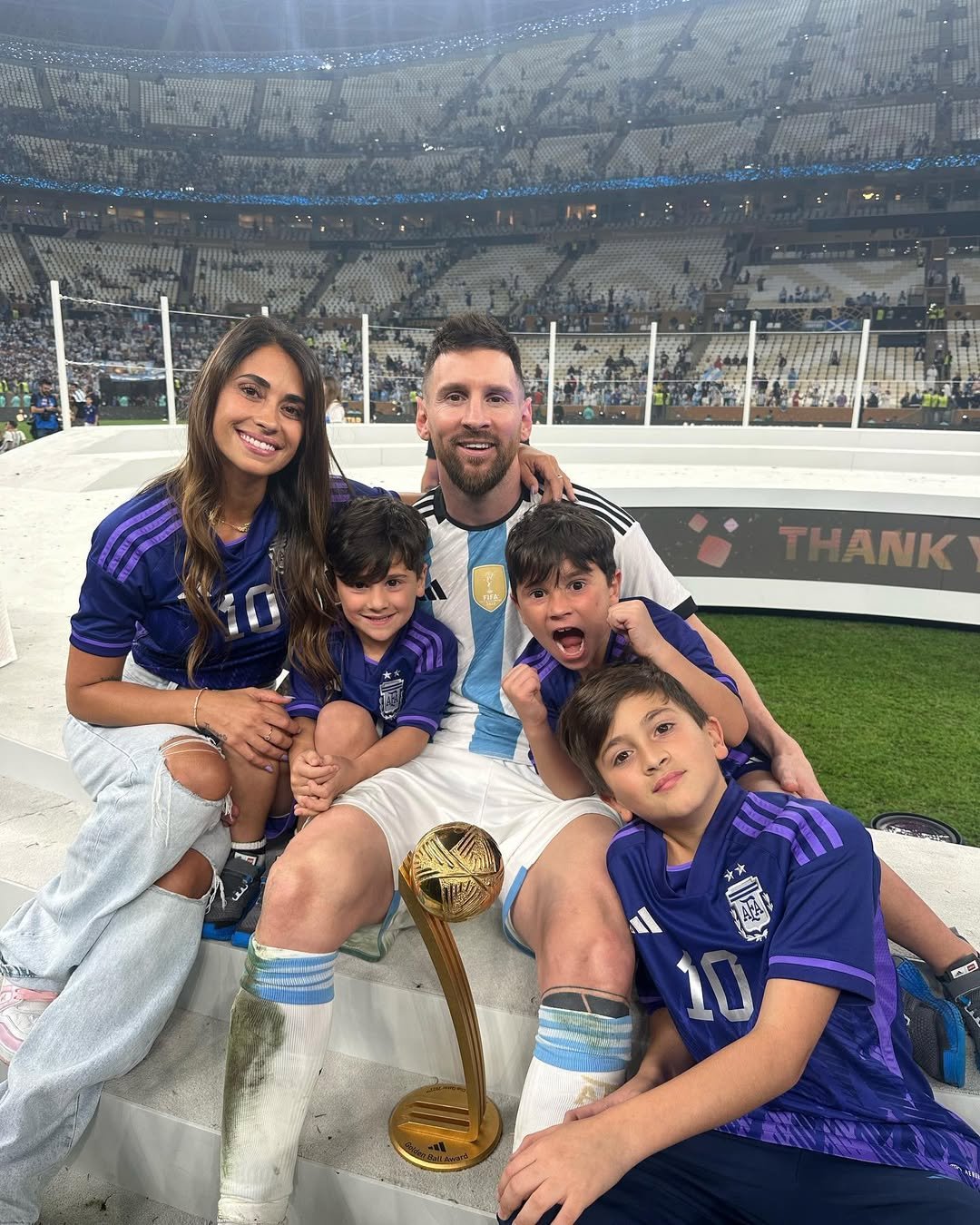 Antonela Roccuzzo i leo messi z dziećmi na boisku