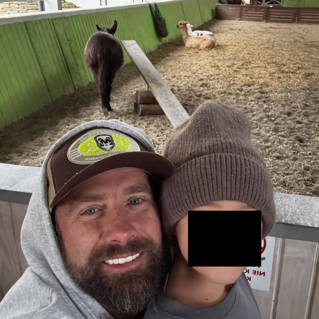 Artur Boruc z synem w zagrodzie z kozami