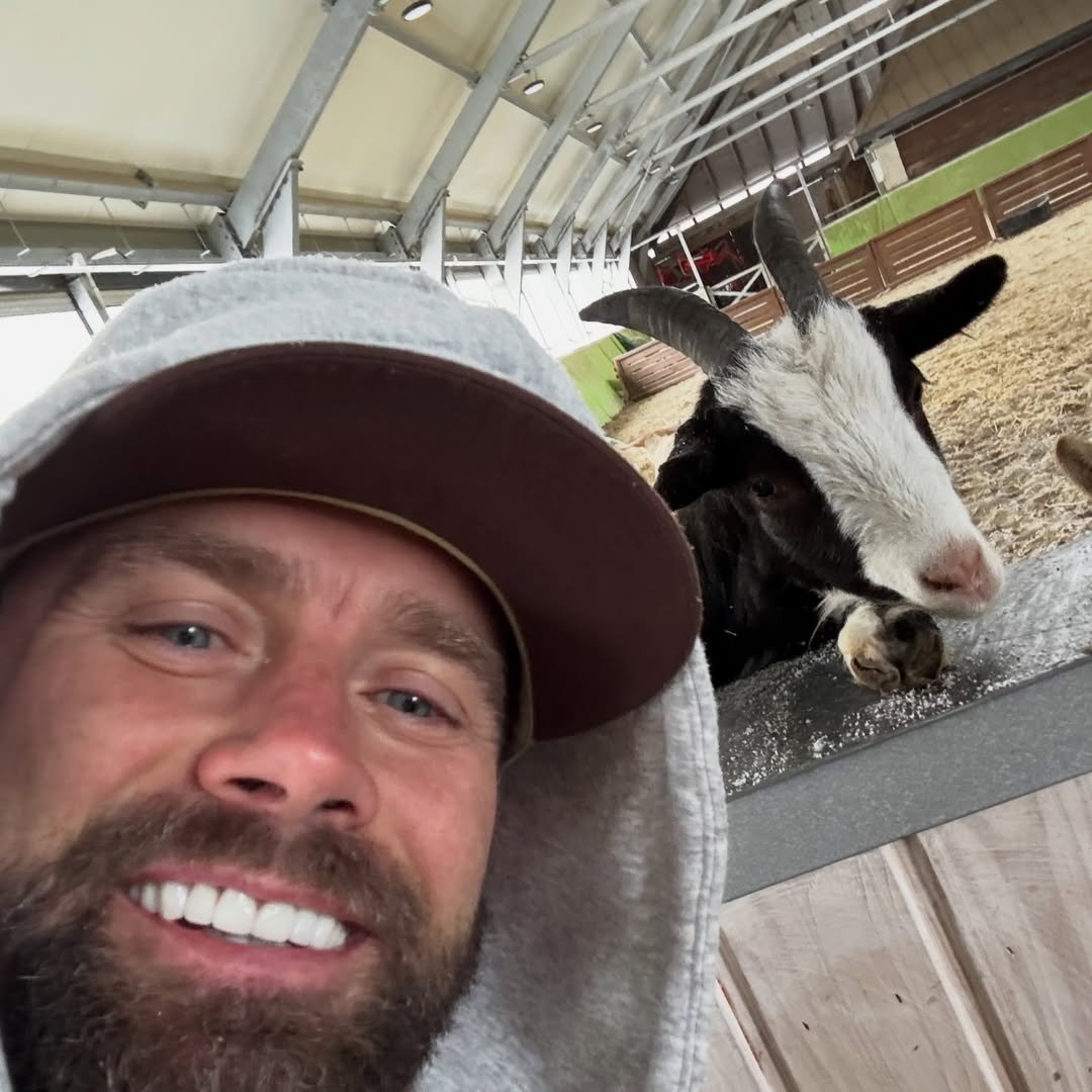 Artur Boruc uśmiecha się w zagrodzie z kozami
