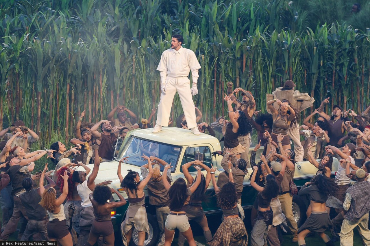 Bad Bunny w czasie występu na super bowl 2026