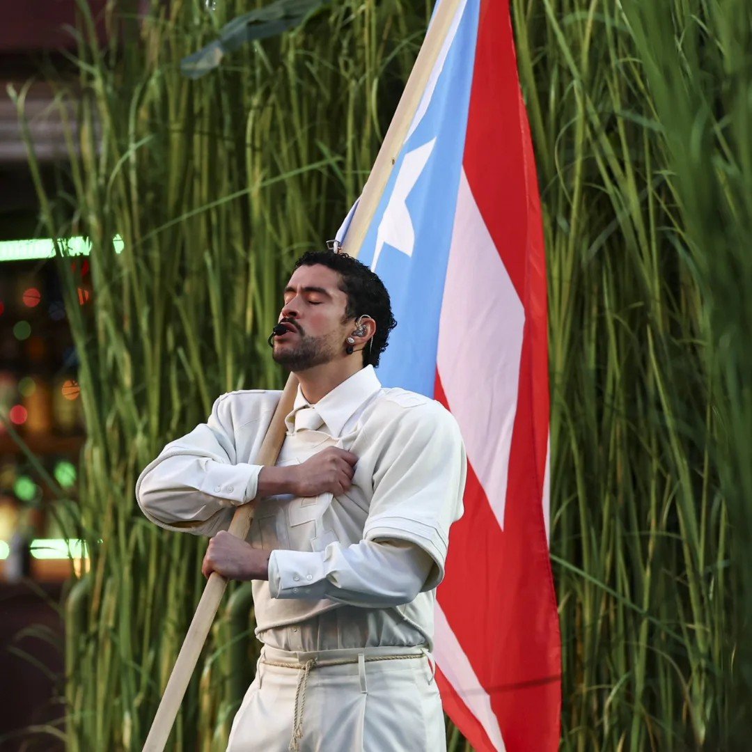 Bad Bunny z flagą puerto rico na super bowl 2026