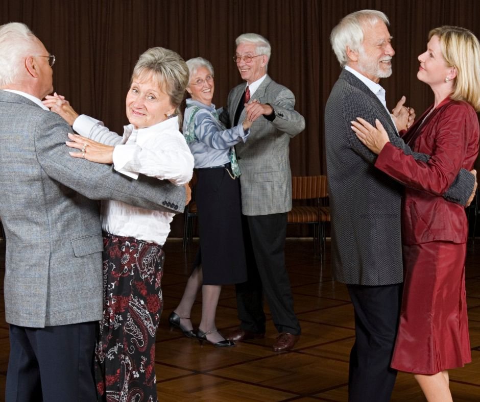 kilka par tańczy na parkiecie