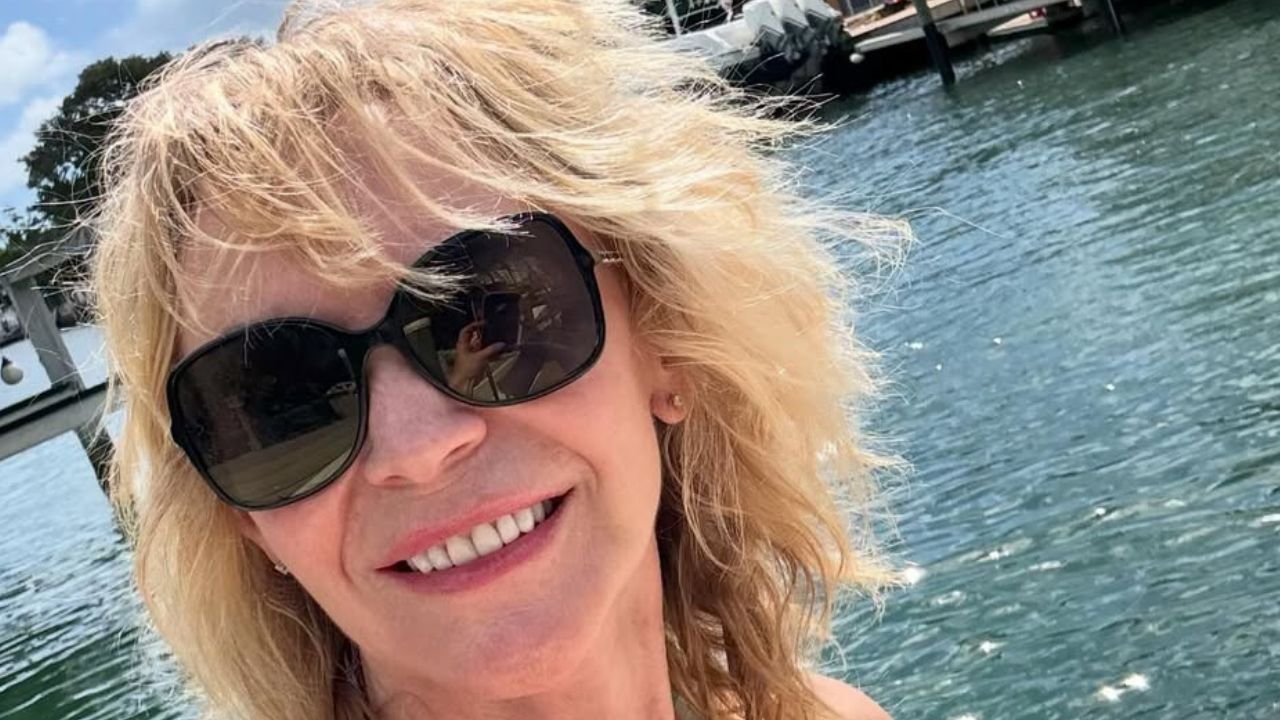 57-letnia Beata Ścibakówna w skąpym opalaczu pręży się na jachcie w Miami. Fani patrzą tylko na jedno [zdjęcia]