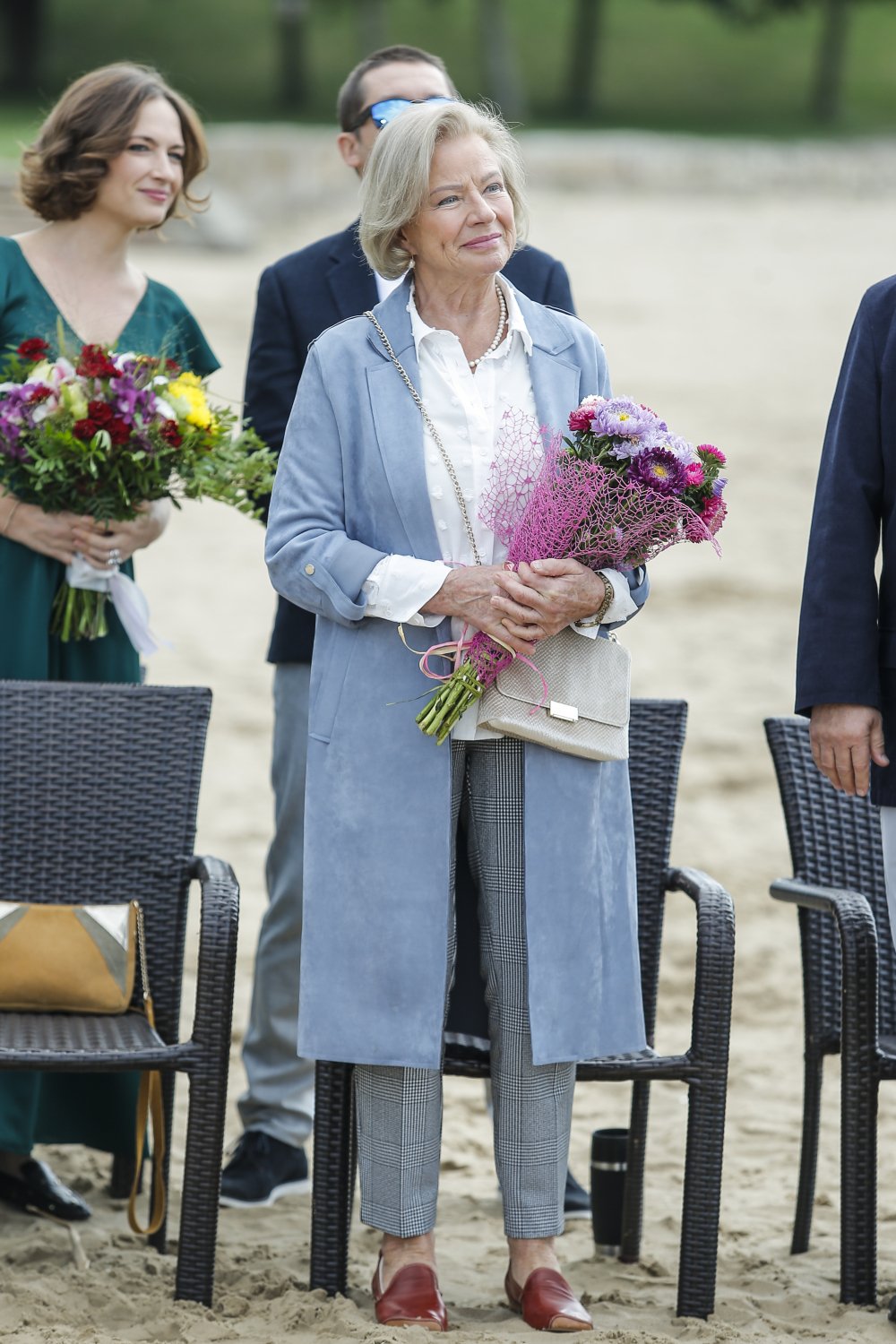 Bożena Dykiel z bukietem kwiatów