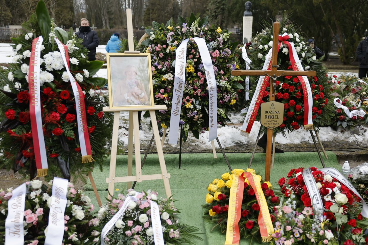 wieńce na pogrzebie Bożeny Dykiel
