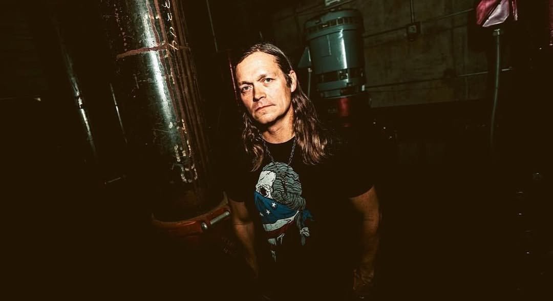 bliżenie na twarz brada arnolda