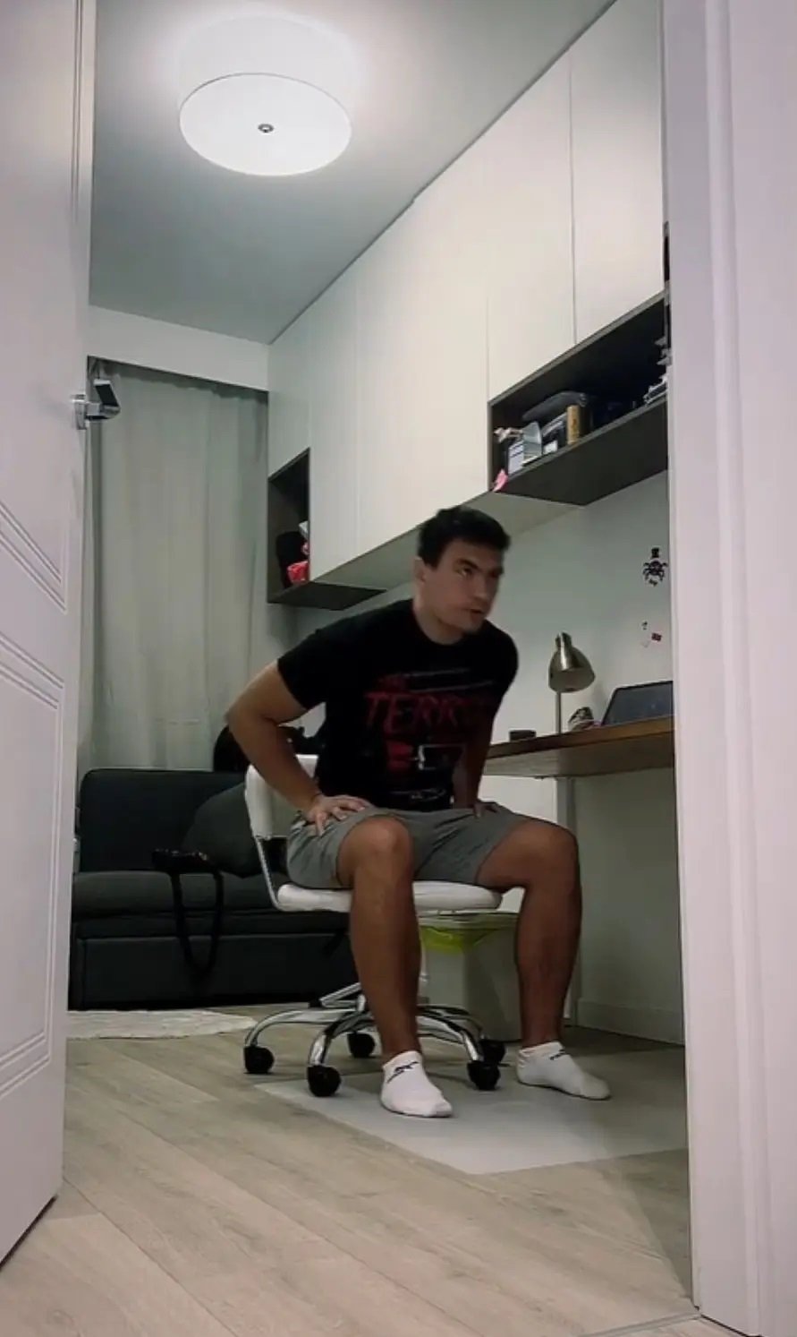 conan kaźmierski w swoim mieszkaniu