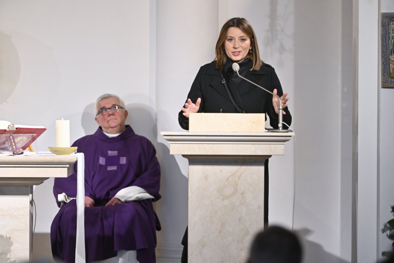 córka Edwarda Linde-Lubaszenki na mównicy kościelnej