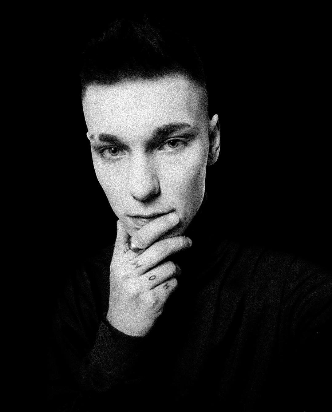 Czarno-biała fotografia portretowa Damiana Chatysa