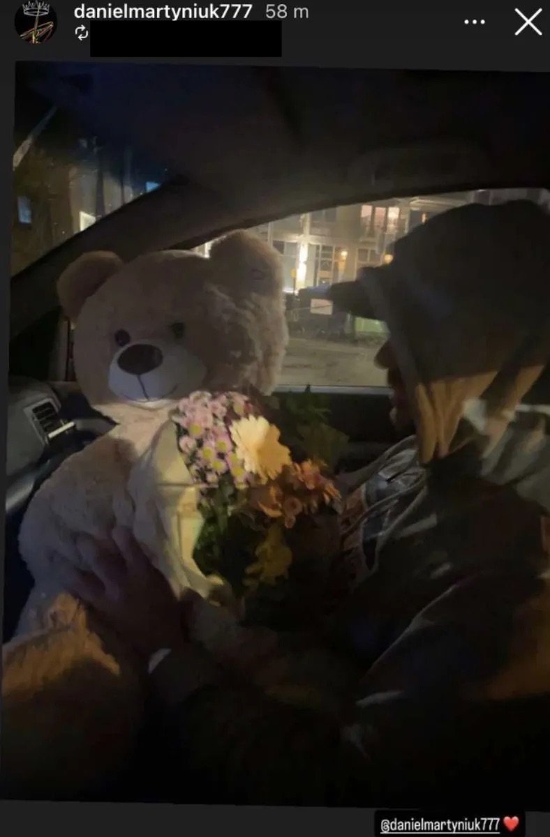 Daniel Martyniuk z misiem i kwiatami