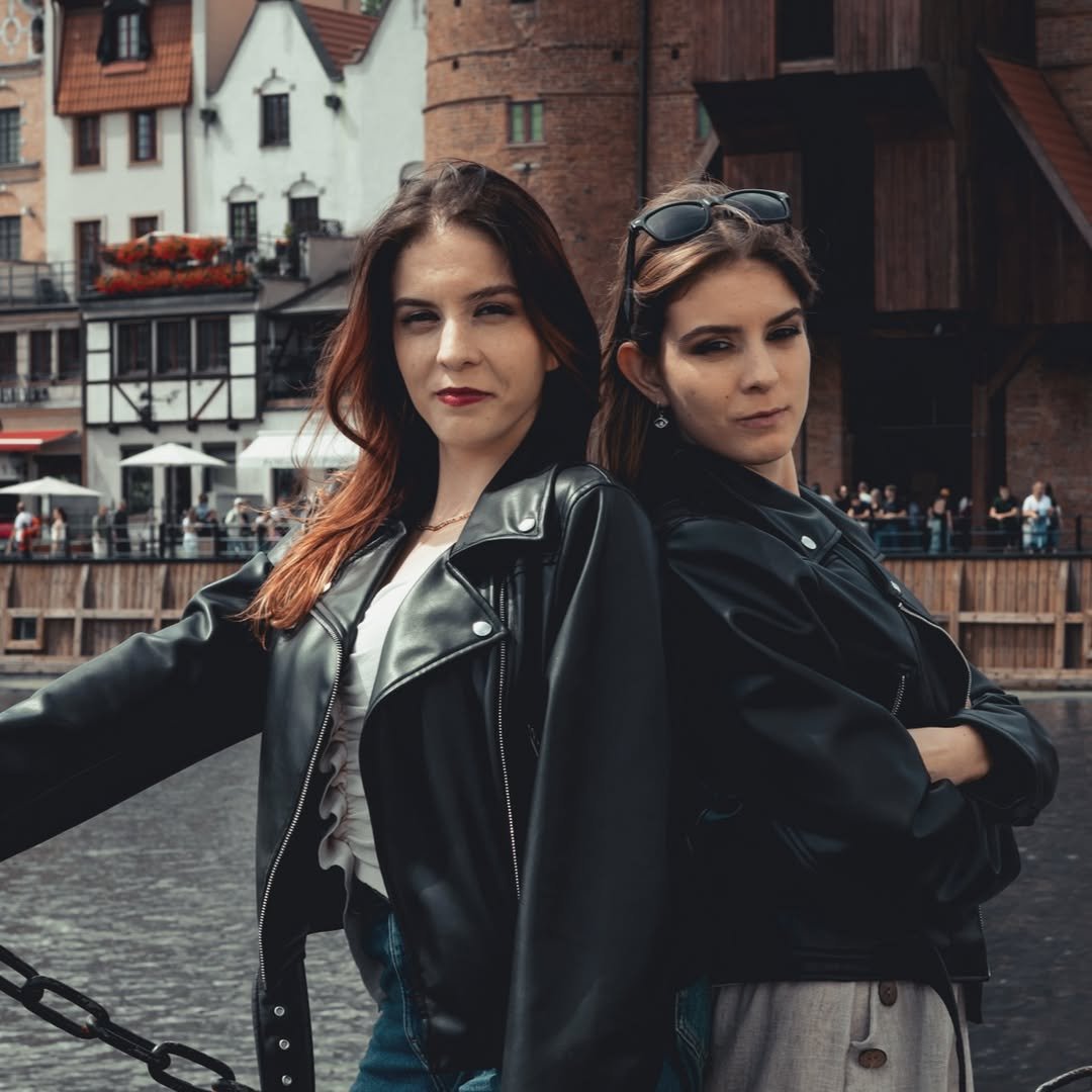 olga i daria kołacz w czarnych kurtkac