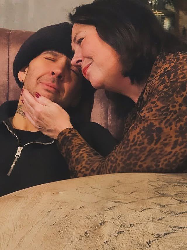 Dean Franklin płacze obok swojej mamy