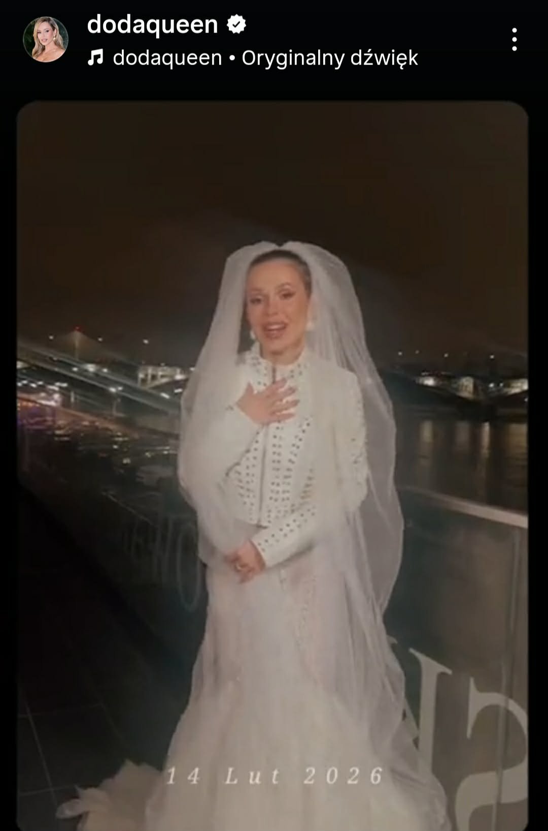 Doda w sukni ślubnej