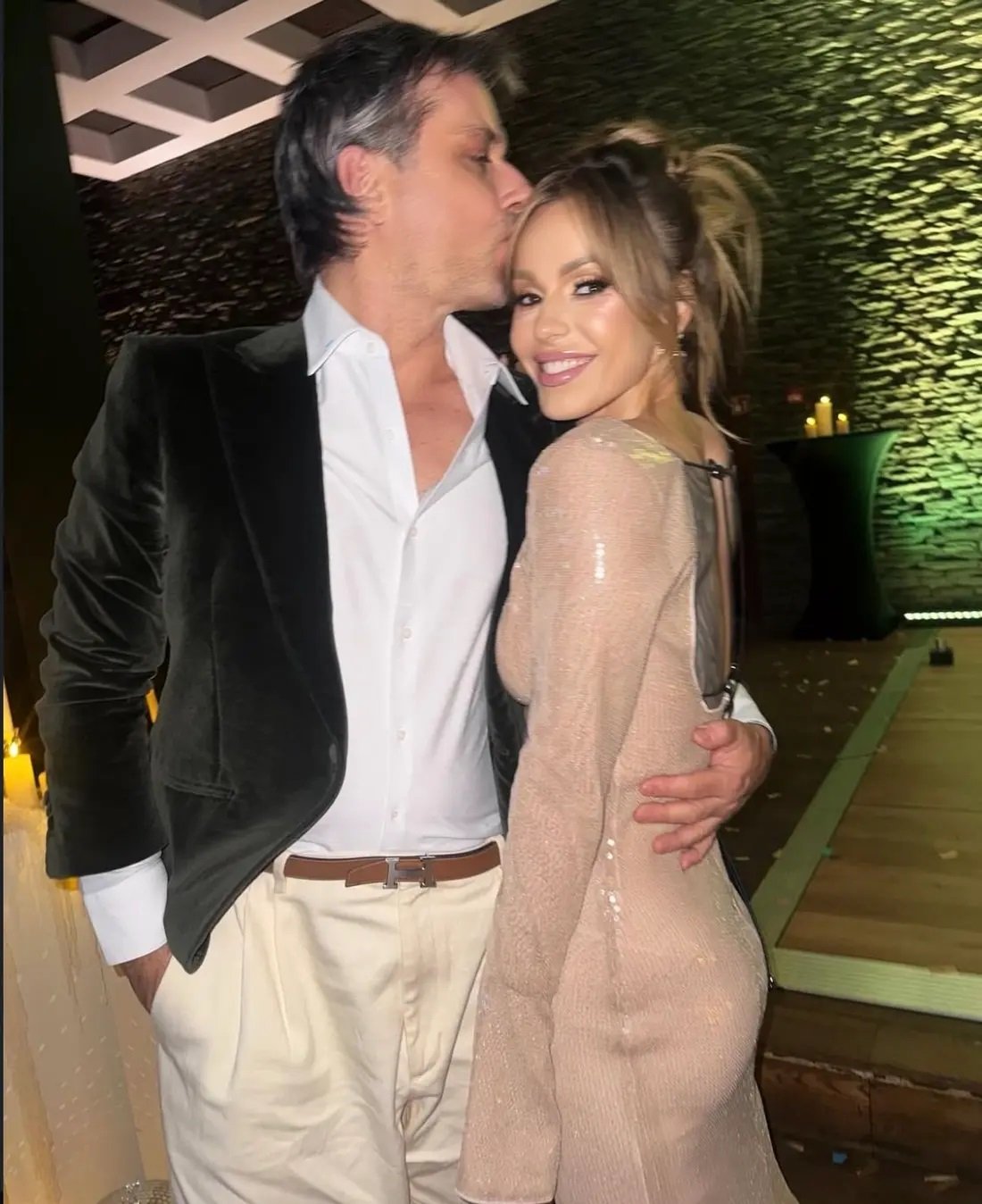 doda w złotej sukiennce w objęciach mężczyzny