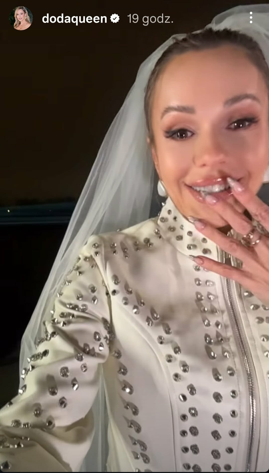 Doda w sukni ślubnej