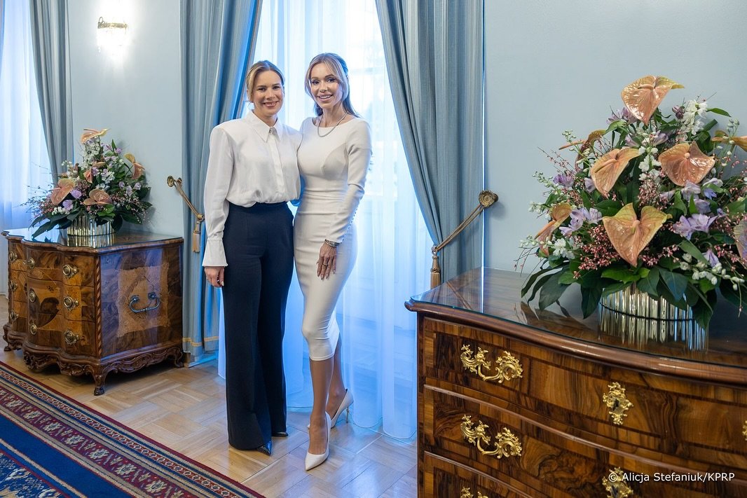 doda w białej sukience i marta nawrocka w białej koszuli i czarnych spodniach