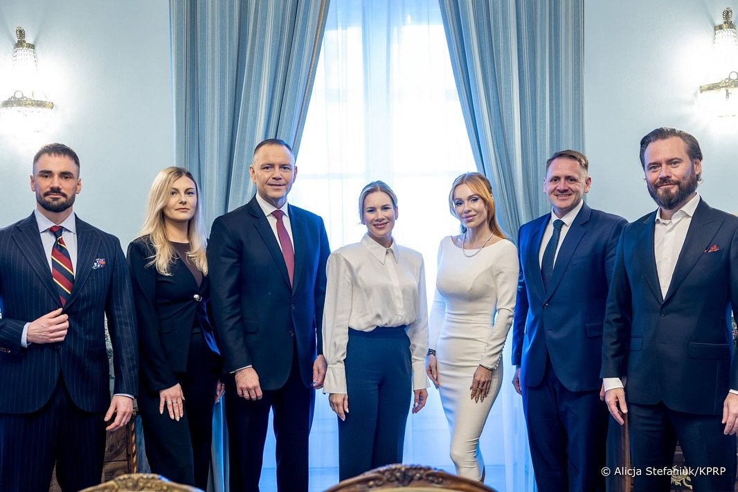 doda w białej sukience w pałacu prezydenckim