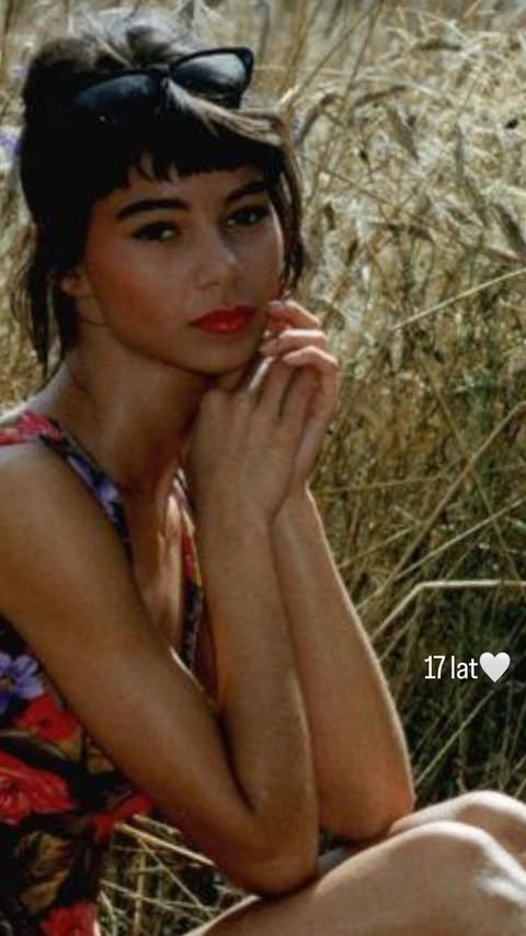 Edyta Górniak w wieku 17 lat siedzi w trawie; Edyta Górniak w wieku 17 lat siedzi w trawie