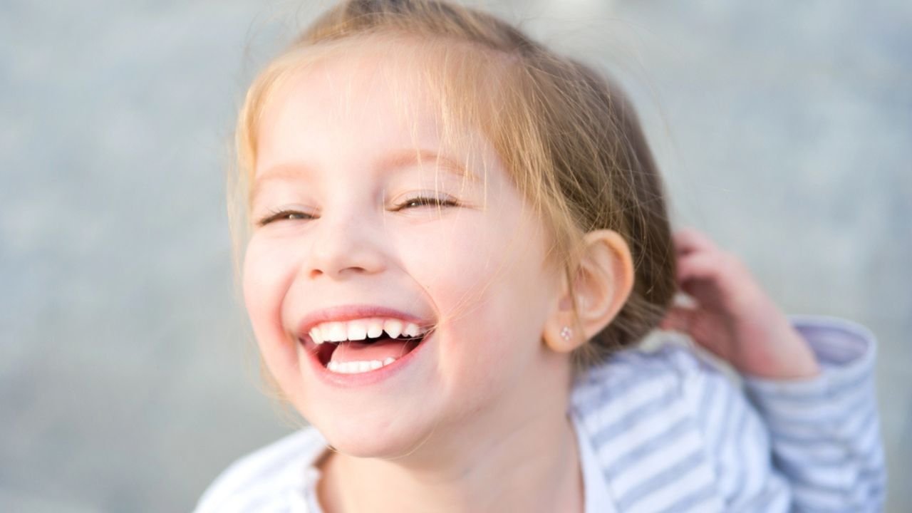 Fluoryzacja: Szybki i skuteczny sposób na wzmocnienie szkliwa – czy potrzebują jej tylko dzieci?