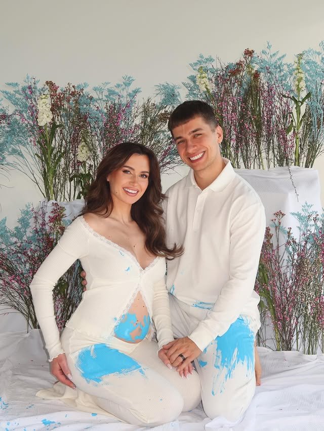 Friz i Wersow w białych strojach z odciśniętymi niebieskimi śladami rączek