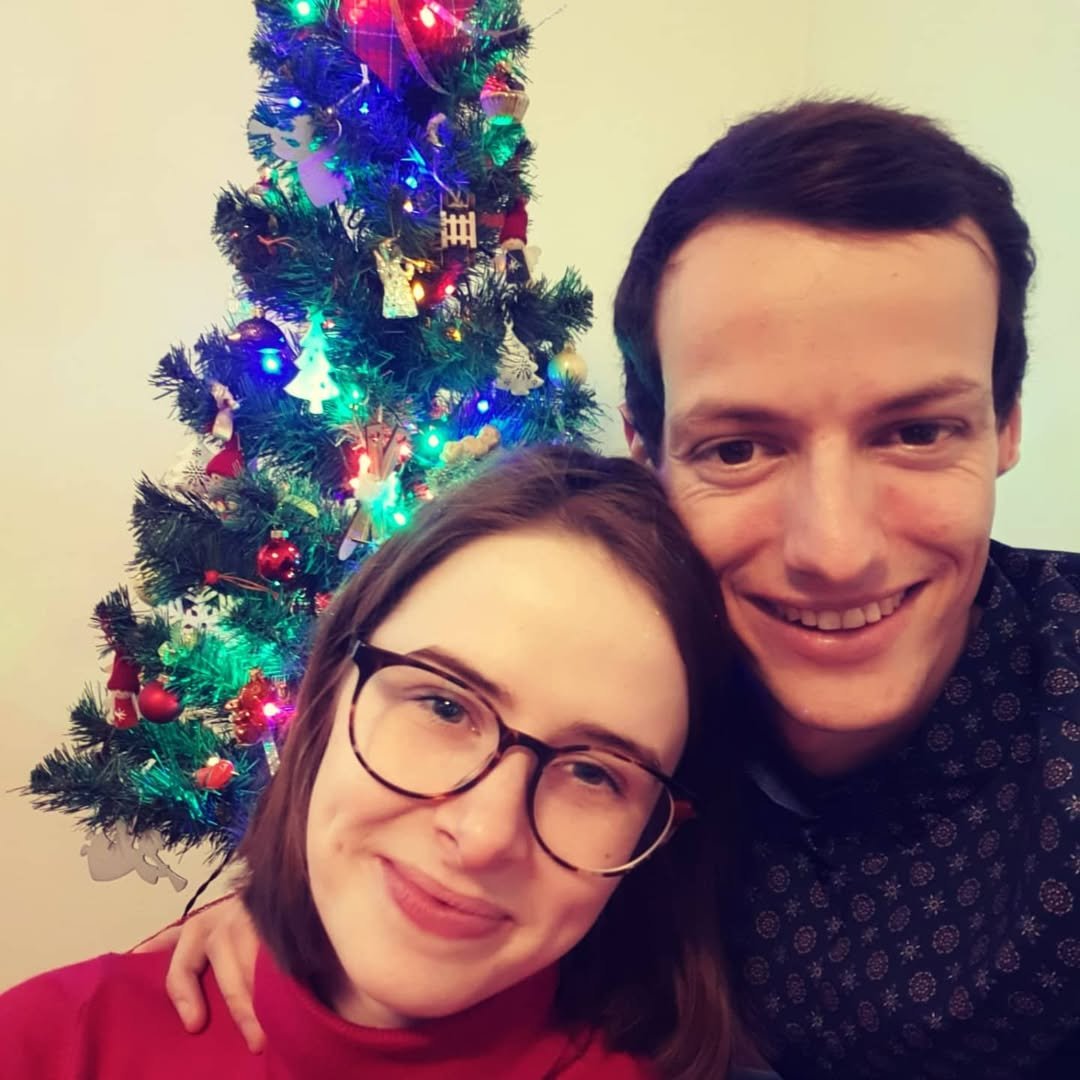 gregor deschwanden i maria grzywa z choinką