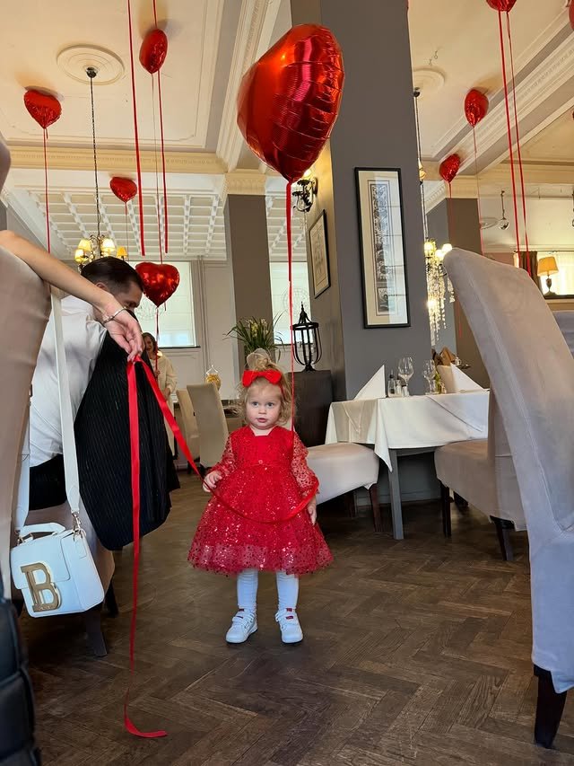 córka Hanna Żudziewicz i Jacka Jeschke w czerwonej sukni z balonem w kształcie serca