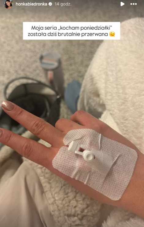 Dłoń Honoraty Skarbek z wenflonem w szpitalu