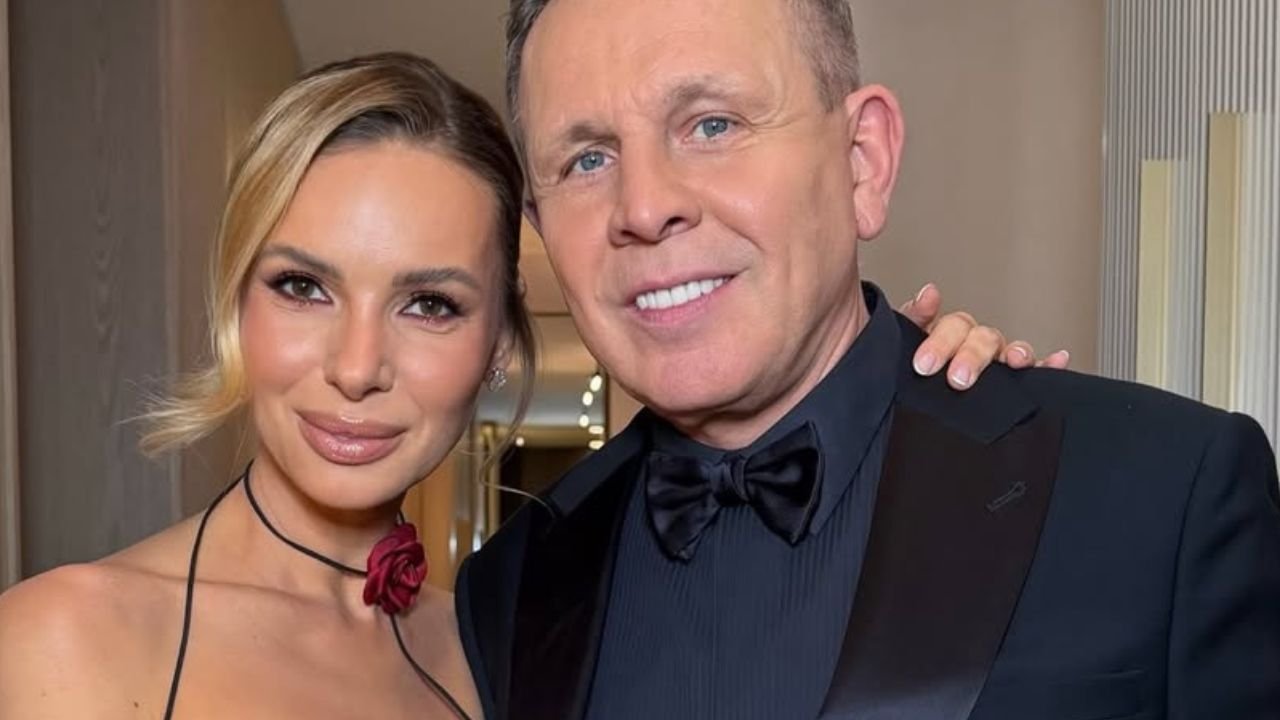 Izabela Janachowska w burgundowej satynie świętowała walentynki. Koronkowa maska to tylko początek. "Noc, którą będziemy pamiętać długo" [zdjęcie]