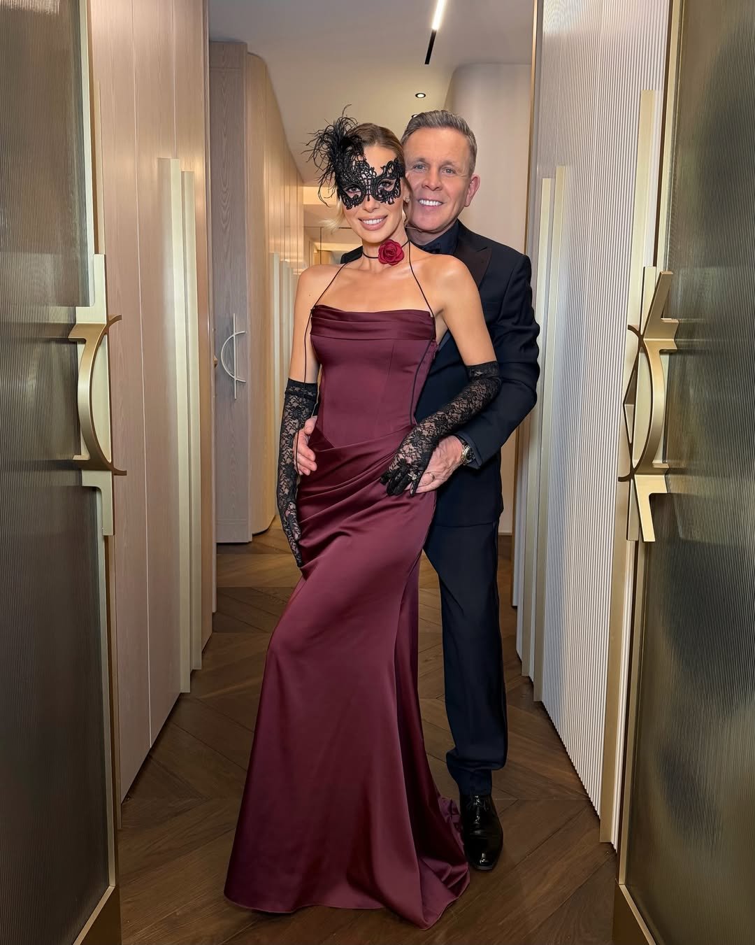 izabela janachowska w burgudnowej sukni z mężem