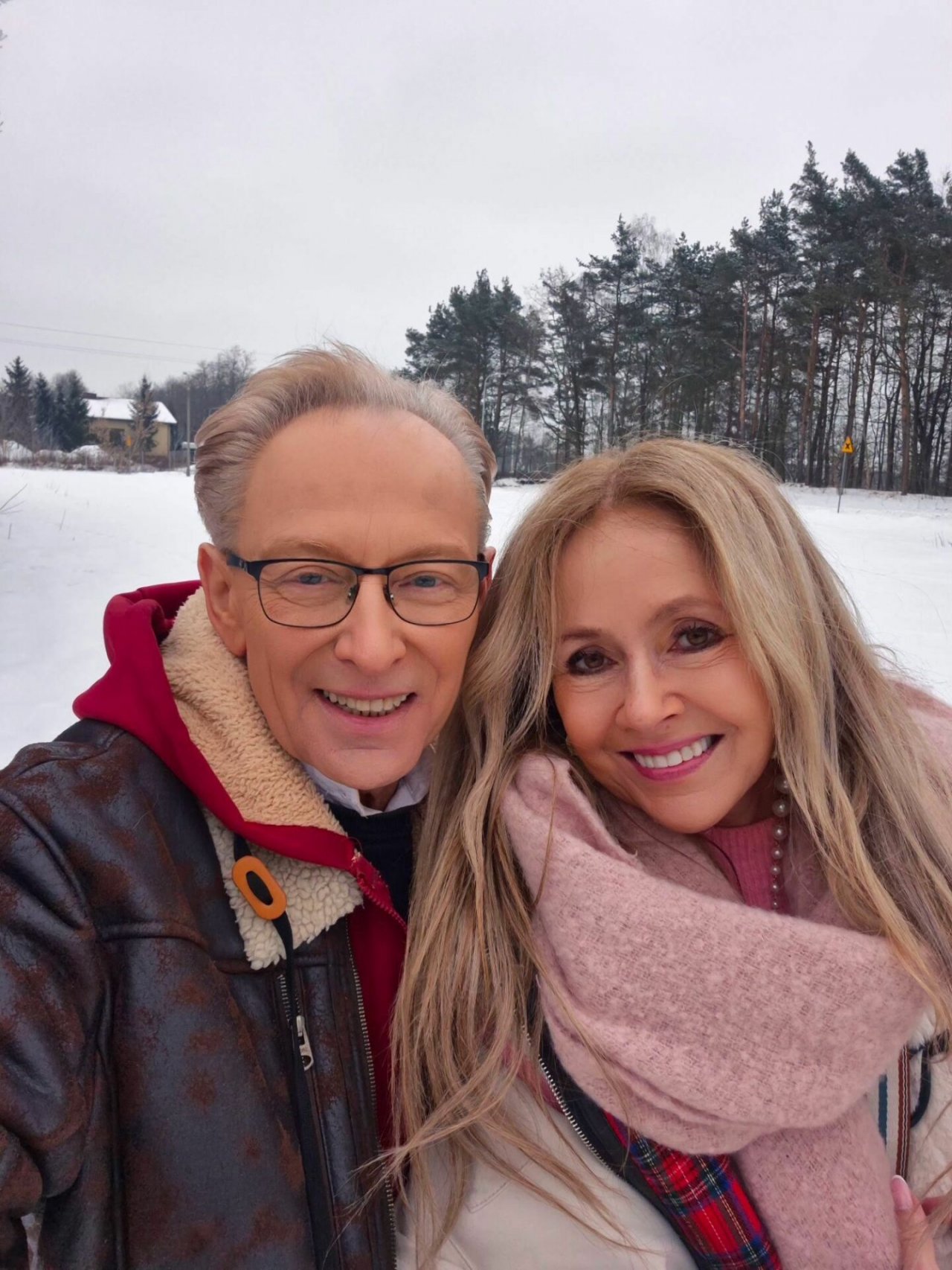 Jacek Borkowski i Jolanta Borkowska w zimowych stylizacjach na śniegu