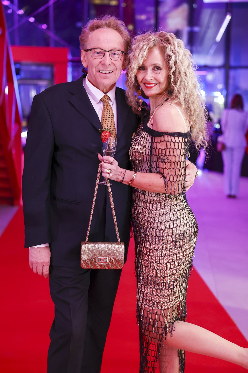 acek i Jolanta Borkowscy w eleganckich strojach na tle różowej ścianki