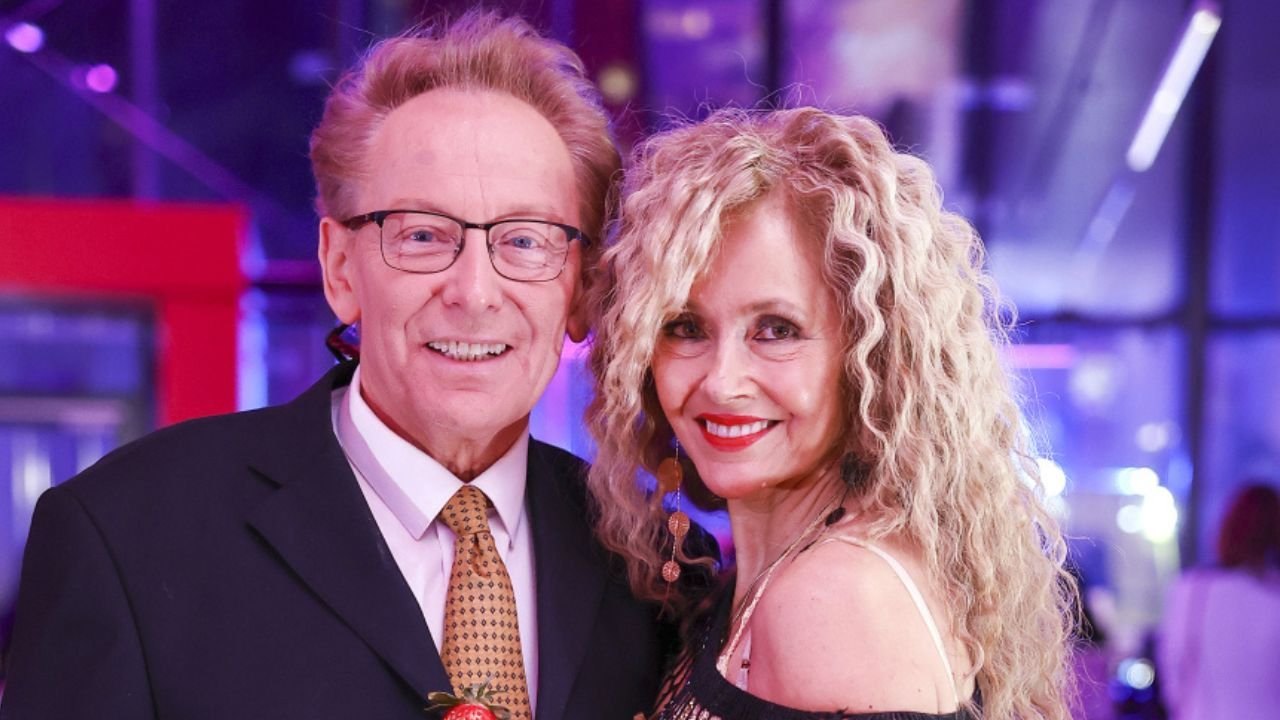 Rzadki widok: Jacek Borkowski wpadł na ramówkę TVP z czwartą żoną. Jolanta wskoczyła w siatkę, podkreślającą jej obłędne ciało