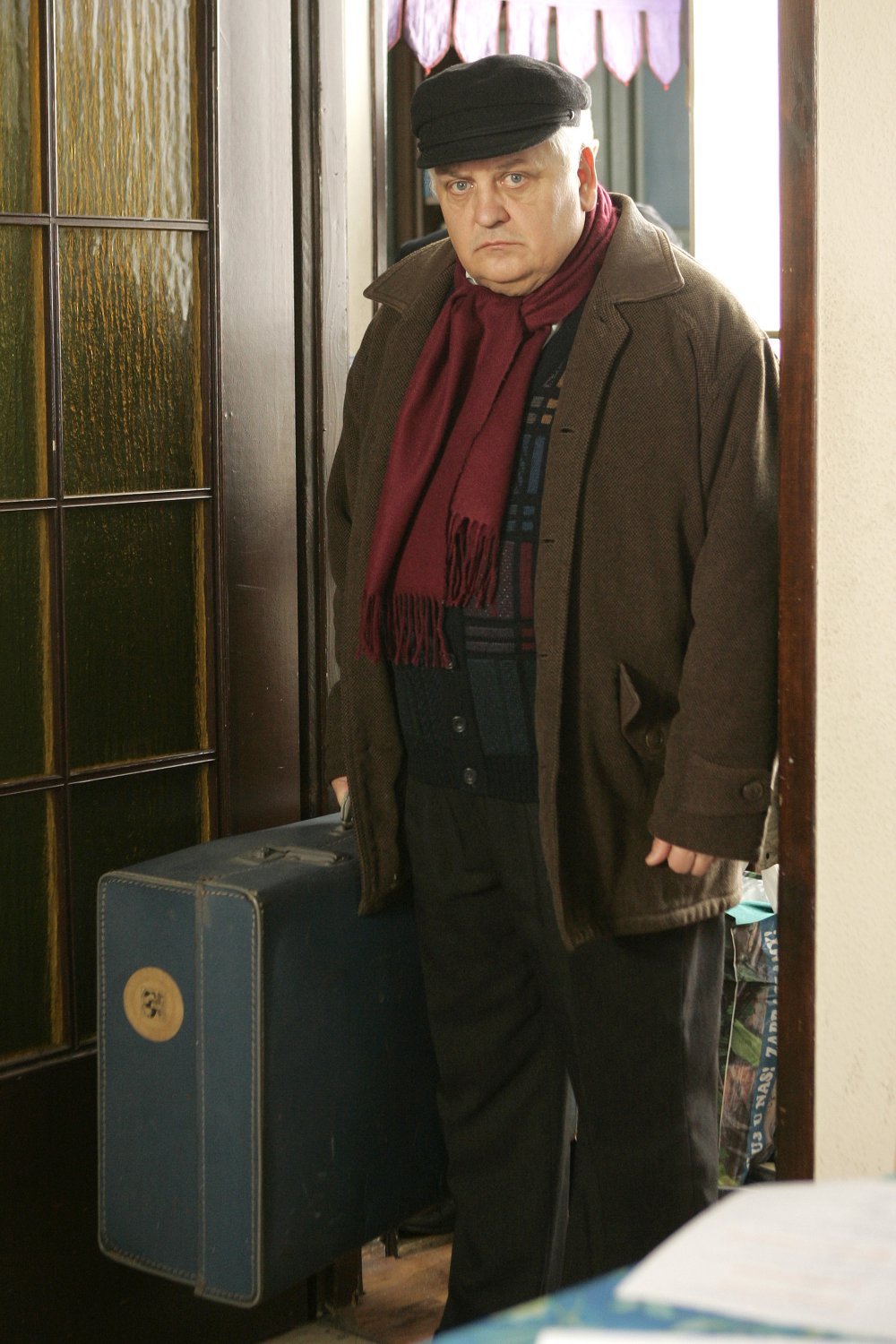 Jerzy Słonka z walizką w ręku